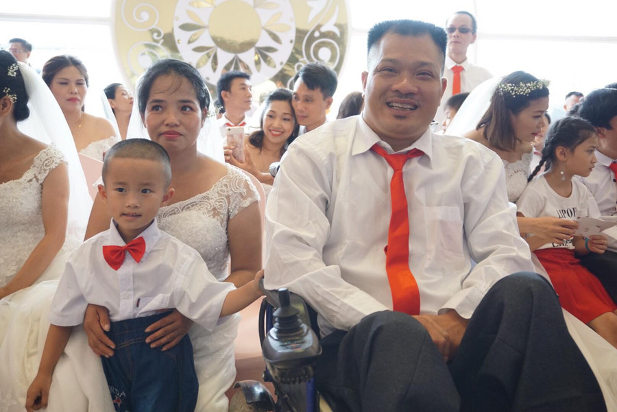 Nụ cười rạng rỡ trên môi, không giấu được niềm vui và hạnh phúc. Nụ cười rạng rỡ trên môi, không giấu được niềm vui và hạnh phúc.