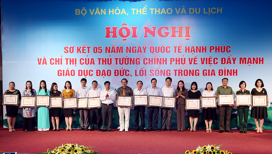 Tặng Bằng khen của Bộ trưởng Bộ VHTT&DL cho các cá nhân có thành tích trong tổ chức, thực hiện đề án Ngày Quốc tế Hạnh phúc giai đoạn 2014 - 2018. Ảnh: VGP Tặng Bằng khen của Bộ trưởng Bộ VHTT&DL cho các cá nhân có thành tích trong tổ chức, thực hiện đề án Ngày Quốc tế Hạnh phúc giai đoạn 2014 - 2018. Ảnh: VGP