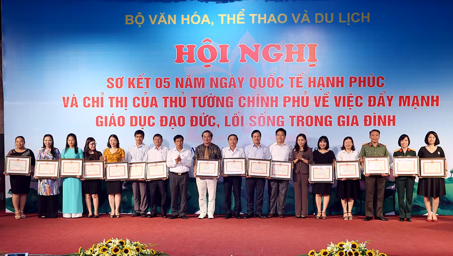 Tặng Bằng khen của Bộ trưởng Bộ VHTT&DL cho các cá nhân có thành tích trong tổ chức, thực hiện đề án Ngày Quốc tế Hạnh phúc giai đoạn 2014 - 2018. Ảnh: VGP