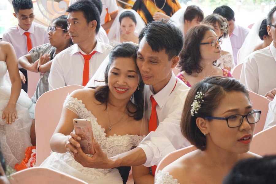 Một cặp đôi tranh thủ lưu lại những khoảnh khắc hạnh phúc trước khi lễ cưới diễn ra. Một cặp đôi tranh thủ lưu lại những khoảnh khắc hạnh phúc trước khi lễ cưới diễn ra.