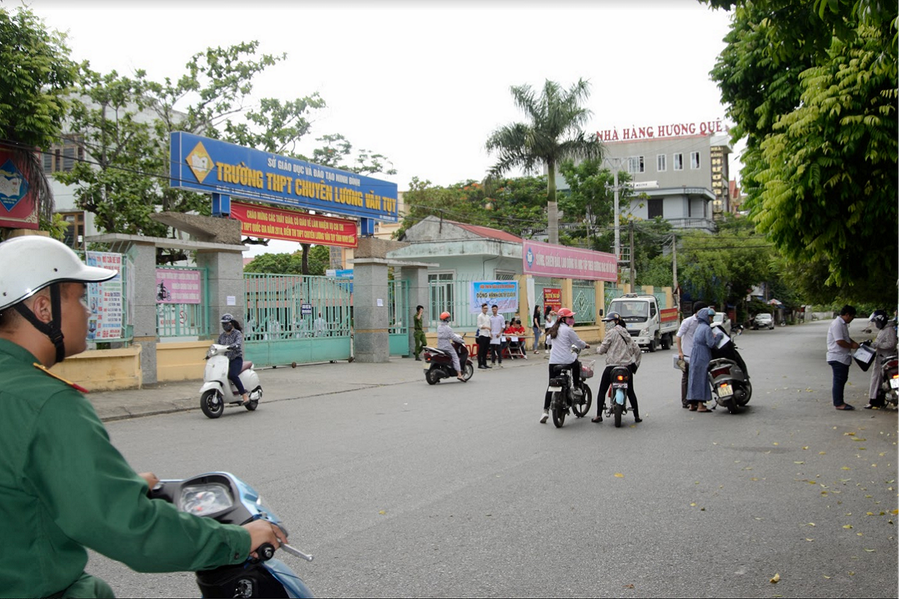 Quang cảnh giao thông đường Nguyễn Lương Bằng trước cửa trường THPT Lương Văn Tụy thông thoáng như thường ngày. Quang cảnh giao thông đường Nguyễn Lương Bằng trước cửa trường THPT Lương Văn Tụy thông thoáng như thường ngày.