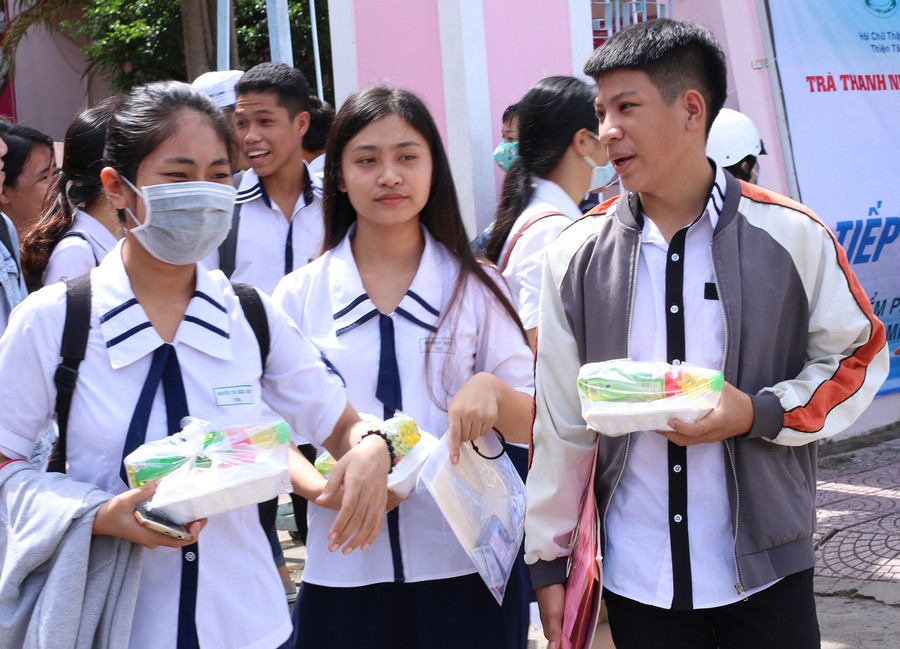 Suất ăn trưa cùng một chai nước tiếp sức cho các sĩ tử Suất ăn trưa cùng một chai nước tiếp sức cho các sĩ tử