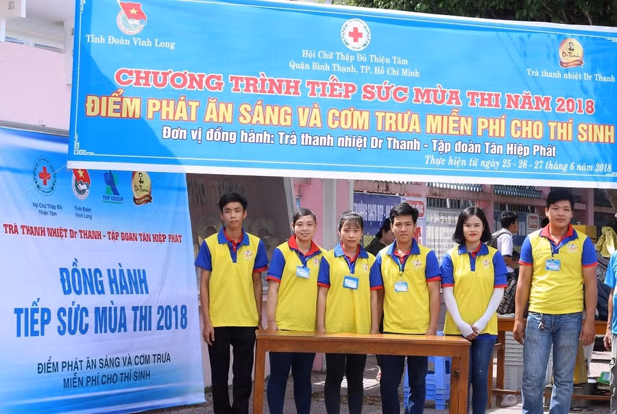 Các tình nguyện viên đến từ các trường ở thành phố Vĩnh Long