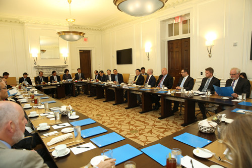 Đoàn công tác làm việc tại Viện Nghiên cứu doanh nghiệp Hoa Kỳ. Ảnh: VGP