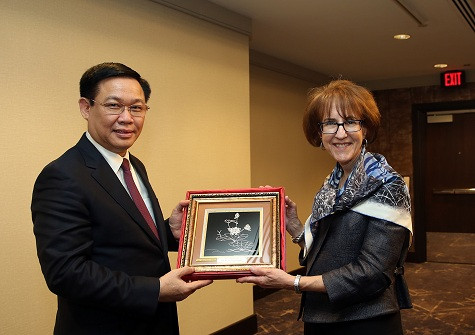 Phó Thủ tướng gặp Đại sứ Charlene Barshefsky, cựu Đại diện Thương mại Hoa Kỳ. Ảnh: VGP