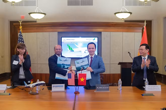 Phó Thủ tướng Vương Đình Huệ chứng kiến lễ ký kết thỏa thuận mua 20 máy bay Boeing 787-9 Dreamliner giữa Bamboo Airways và Tập đoàn Boeing. Ảnh: VGP