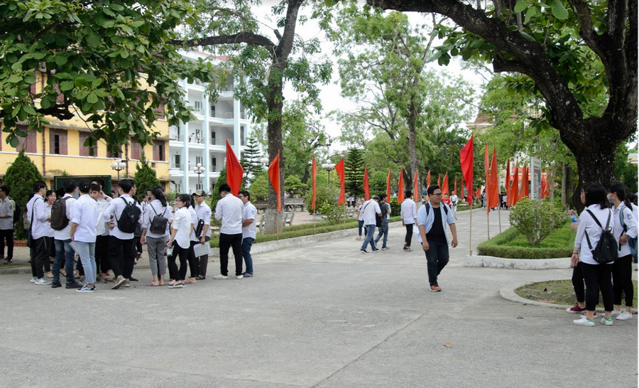 Các sĩ tử rất thoải mái khi đến trường làm thủ tục dự thi Các sĩ tử rất thoải mái khi đến trường làm thủ tục dự thi