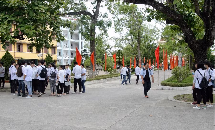 Các sĩ tử rất thoải mái khi đến trường làm thủ tục dự thi