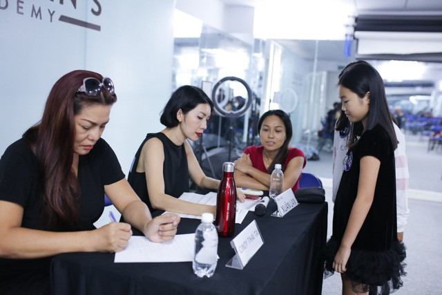 Cindy Thái Tài bên cạnh và hỗ trợ học trò của mình.