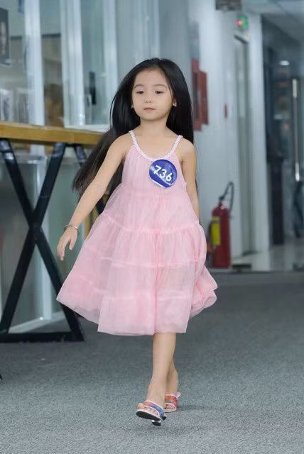 Cô bé có gương mặt xinh đẹp như thiên thần xuất hiện trong buổi casting.