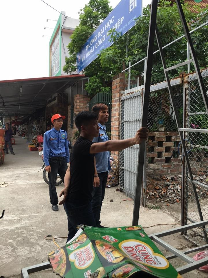 Nhóm người mặc đồng phục bảo vệ đang tháo dỡ trụ sở công ty Quang Minh Nhóm người mặc đồng phục bảo vệ đang tháo dỡ trụ sở công ty Quang Minh