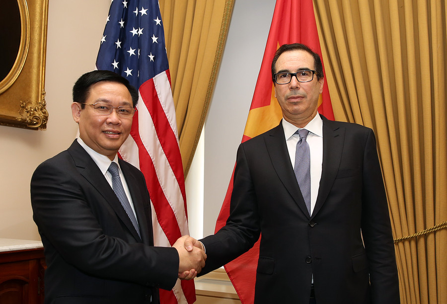 Phó Thủ tướng Vương Đình Huệ và Bộ trưởng Tài chính Steven Mnuchin. Ảnh: VGP