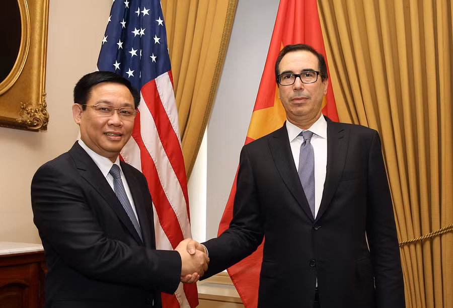 Phó Thủ tướng Vương Đình Huệ và Bộ trưởng Tài chính Steven Mnuchin. Ảnh: VGP
