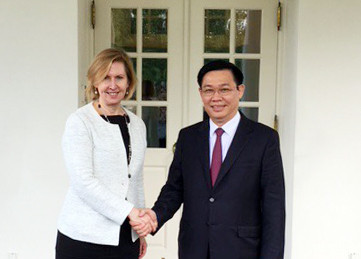 Phó Thủ tướng Vương Đình Huệ và Phó Cố vấn an ninh quốc gia Mira Ricardel. Ảnh: VGP