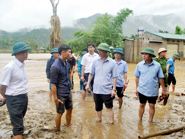 Chủ tịch HĐND tỉnh Hà Giang Thào Hồng Sơn kiểm tra tình hình mưa lũ trên địa bàn xã Thuận Hòa (Vị Xuyên).