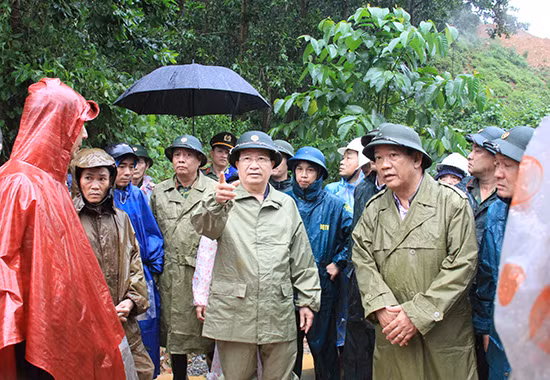 Phó Thủ tướng Trịnh Đình Dũng tại hiện trường vụ sạt lở ở tổ Đàn Bộ, trị trấn Trà My. Ảnh: Báo Quảng Nam.