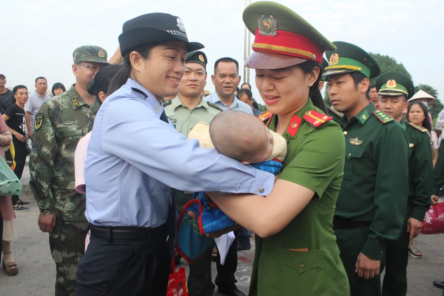 Cháu bé 4 tháng tuổi trong một vụ mua bán trẻ em qua biên giới đã được Công an Trung Quốc phát hiện và trao trả.