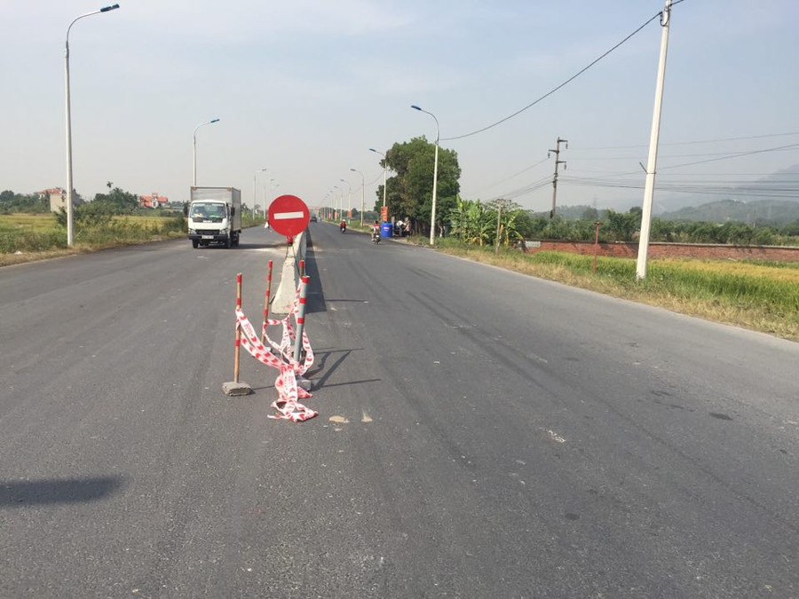 Biển cảnh báo đặt tạm bợ tại nơi đặt dải phân cách là nguyên nhân gây ra hàng loạt tai nạn ? Biển cảnh báo đặt tạm bợ tại nơi đặt dải phân cách là nguyên nhân gây ra hàng loạt tai nạn ?