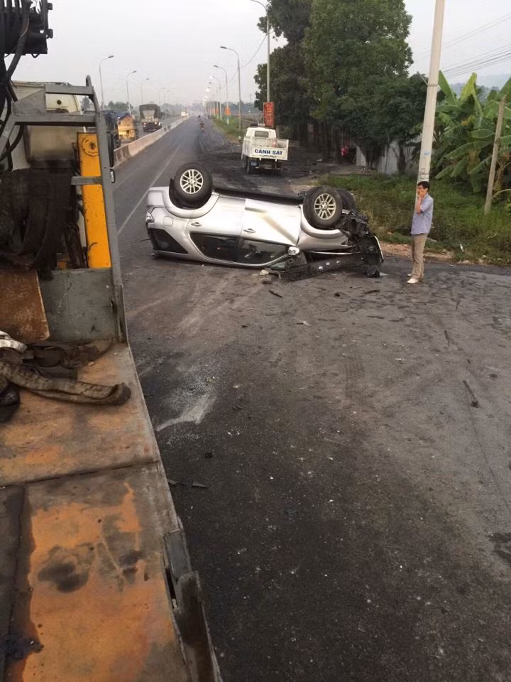 Chiếc xe con đâm vào giải phân cách cũng chung số phận