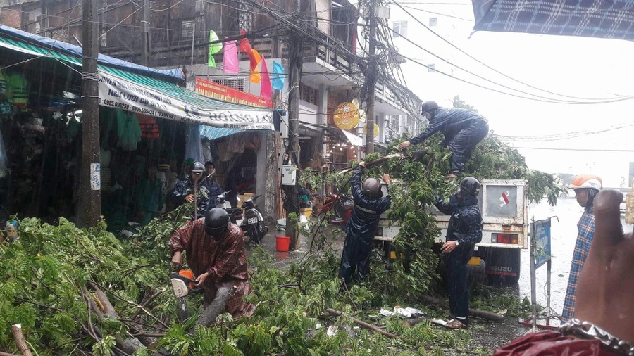 Các lực lượng chức năng dọn dẹp vệ sinh, khắc phục hậu quả do mưa bão gây ra.