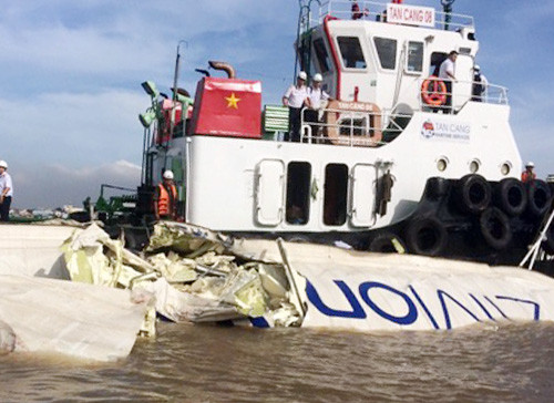 Container cá basa văng xuống sông. Ảnh: PC68.