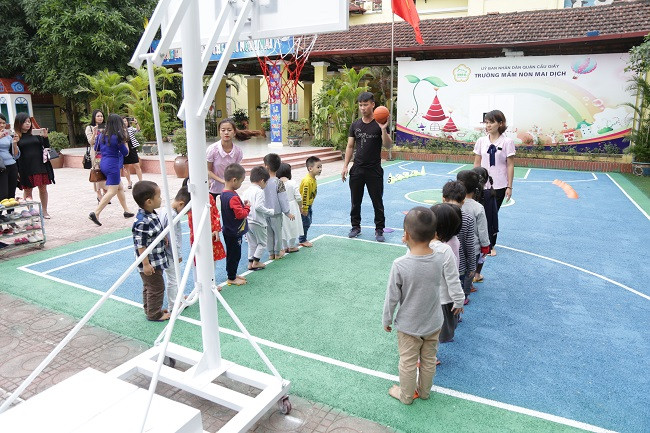 Các bé tham gia hoạt động phát triển thể lực ngoài trời.