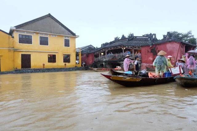 Thành phố Hội An chìm trong nước lũ.