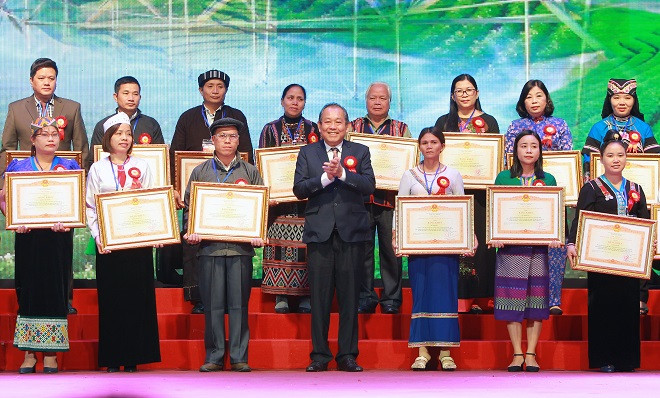 Phó Thủ tướng Tương Hòa Bình trao Bằng khen của Thủ tướng Chính phủ cho các điển hình tiên tiến. Ảnh: VGP
