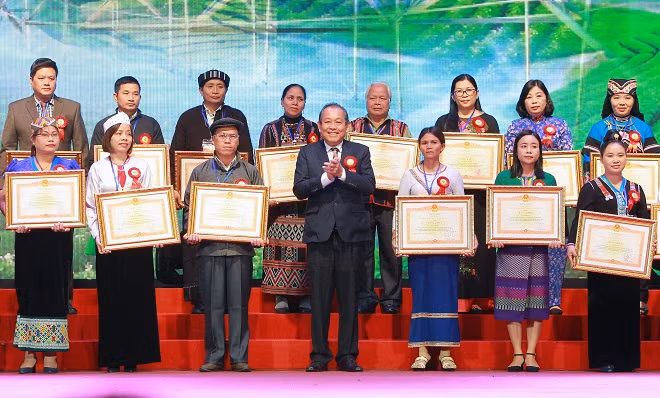 Phó Thủ tướng Tương Hòa Bình trao Bằng khen của Thủ tướng Chính phủ cho các điển hình tiên tiến. Ảnh: VGP