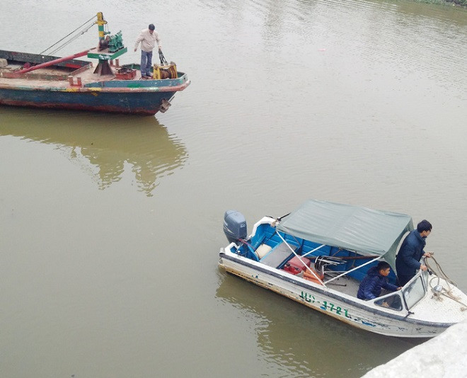 Tiến hành trục vớt xe ô tô rơi xuống sông. Ảnh theo Báo Hải Dương Tiến hành trục vớt xe ô tô rơi xuống sông. Ảnh theo Báo Hải Dương