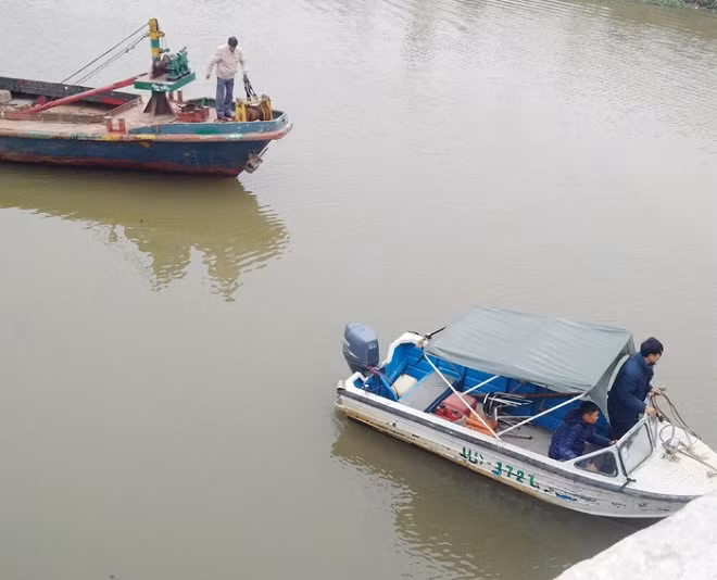 Tiến hành trục vớt xe ô tô rơi xuống sông. Ảnh theo Báo Hải Dương