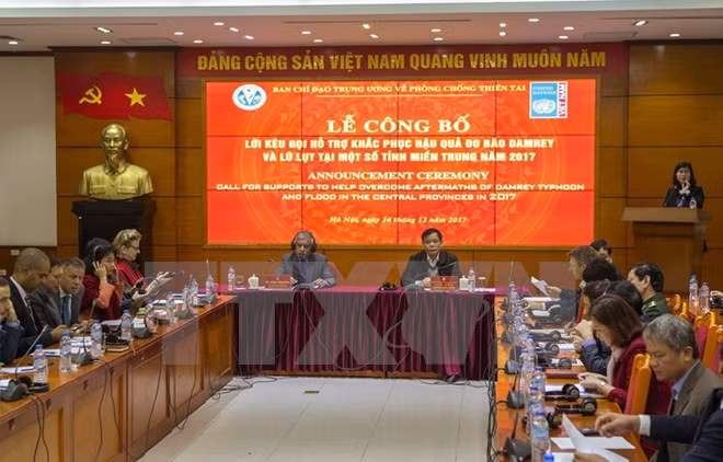 Lễ công bố “Lời kêu gọi hỗ trợ khắc phục hậu quả bão Damrey và lũ lụt tại một số tỉnh miền Trung năm 2017”. (Ảnh: Hoàng Hùng/TTXVN)