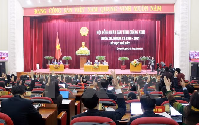 Các đại biểu thông qua Nghị quyết thu phí tham quan khu di tích Yên Tử từ 1/1/2018. (Ảnh: Văn Đức/TTXVN)