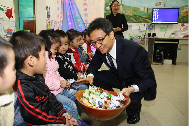 Phó Thủ tướng thăm các cháu nhỏ tại trường mầm non Lâm Bích. Ảnh: VGP Phó Thủ tướng thăm các cháu nhỏ tại trường mầm non Lâm Bích. Ảnh: VGP