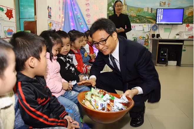 Phó Thủ tướng thăm các cháu nhỏ tại trường mầm non Lâm Bích. Ảnh: VGP Phó Thủ tướng thăm các cháu nhỏ tại trường mầm non Lâm Bích. Ảnh: VGP