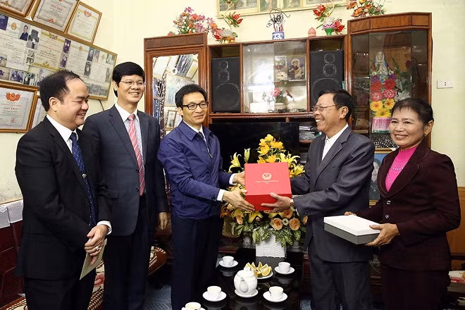 Phó Thủ tướng thăm, tặng quà gia đình lương y Lương Công Chính (giáo họ Kim Âm, giáo xứ Làng Anh), Phó Chủ tịch Hội Đông y TP. Vinh. Ảnh: VGP Phó Thủ tướng thăm, tặng quà gia đình lương y Lương Công Chính (giáo họ Kim Âm, giáo xứ Làng Anh), Phó Chủ tịch Hội Đông y TP. Vinh. Ảnh: VGP