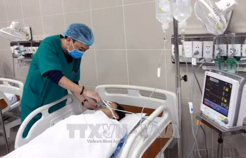 Bác sỹ Đỗ Chính Nghĩa vừa được mổ nâng xương, chỉnh mũi và được điều trị tại Bênh viện Đa khoa tỉnh Thái Bình. Ảnh:TTXVN