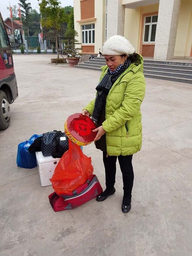 Hà Thị Chinh cùng số pháo lậu bị bắt giữ