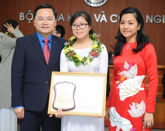 Trao giải cho nữ sinh viên tiêu biểu trong lĩnh vực kỹ thuật lần thứ 19 Trao giải cho nữ sinh viên tiêu biểu trong lĩnh vực kỹ thuật lần thứ 19