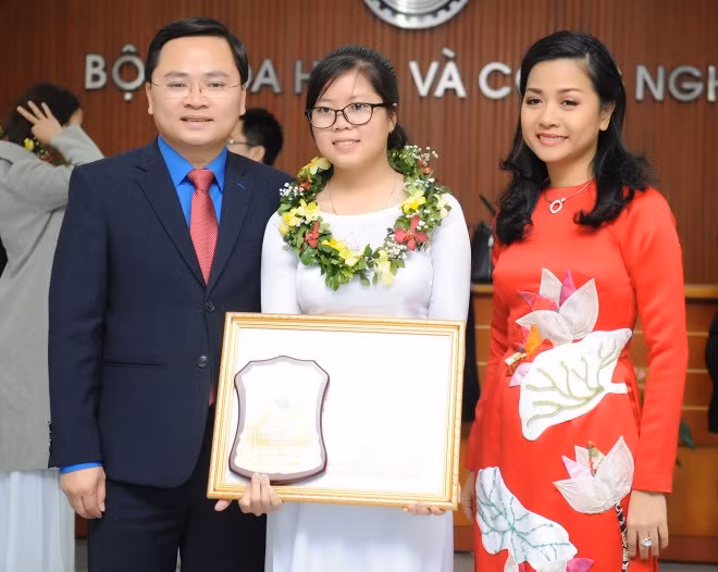 Trao giải cho nữ sinh viên tiêu biểu trong lĩnh vực kỹ thuật lần thứ 19