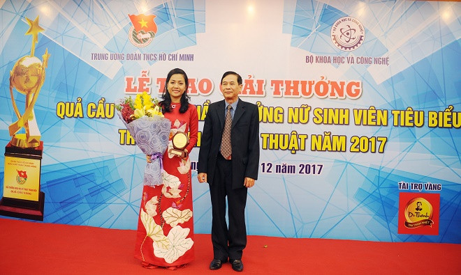 Bà Trần Uyên Phương nhận hoa và kỷ niệm chương từ BTC chương trình Bà Trần Uyên Phương nhận hoa và kỷ niệm chương từ BTC chương trình