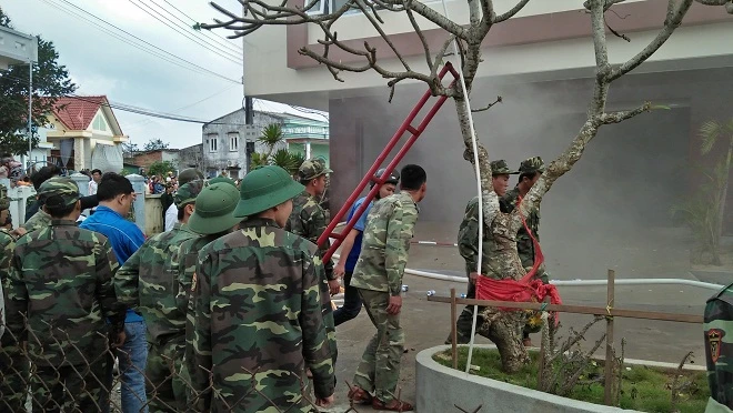 Lực lượng chức năng khẩn trương dập tắt ngọn lửa và sơ tán nhân viên.