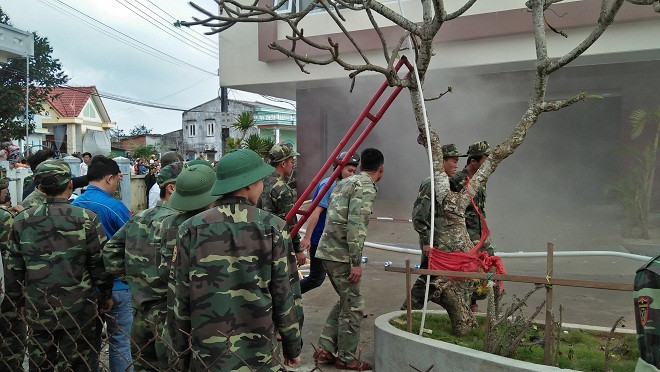 Lực lượng chức năng khẩn trương dập tắt ngọn lửa và sơ tán nhân viên.