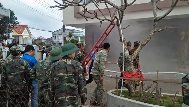 Lực lượng chức năng khẩn trương dập tắt ngọn lửa và sơ tán nhân viên.