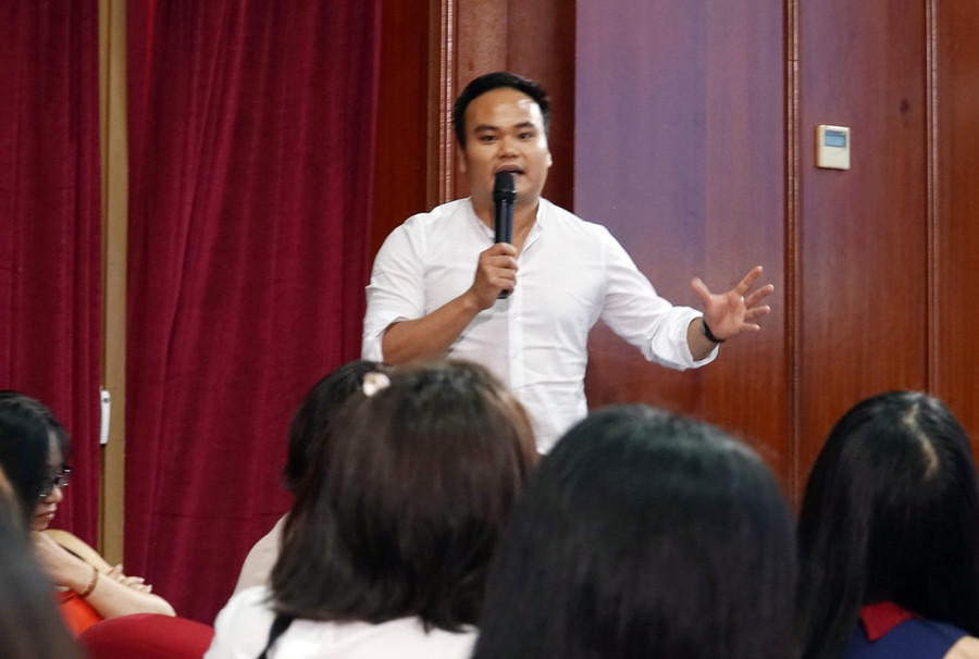 Đạo diễn Ngô Ngọc Đức – phim “Tạm biệt Hạ long” tại buổi họp báo.