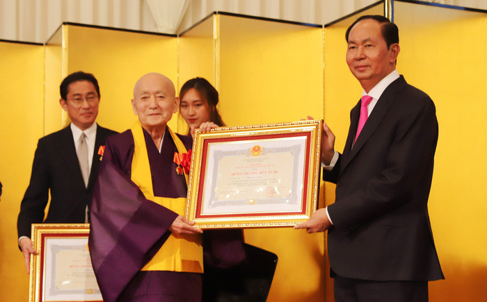 Chủ tịch Trần Đại Quang trao Huân chương Hữu nghị cho hòa thượng Daiichi Yoshimizu, người có nhiều cống hiến cho công tác cộng đồng Việt Nam tại Nhật Bản - Ảnh: Theo VGP