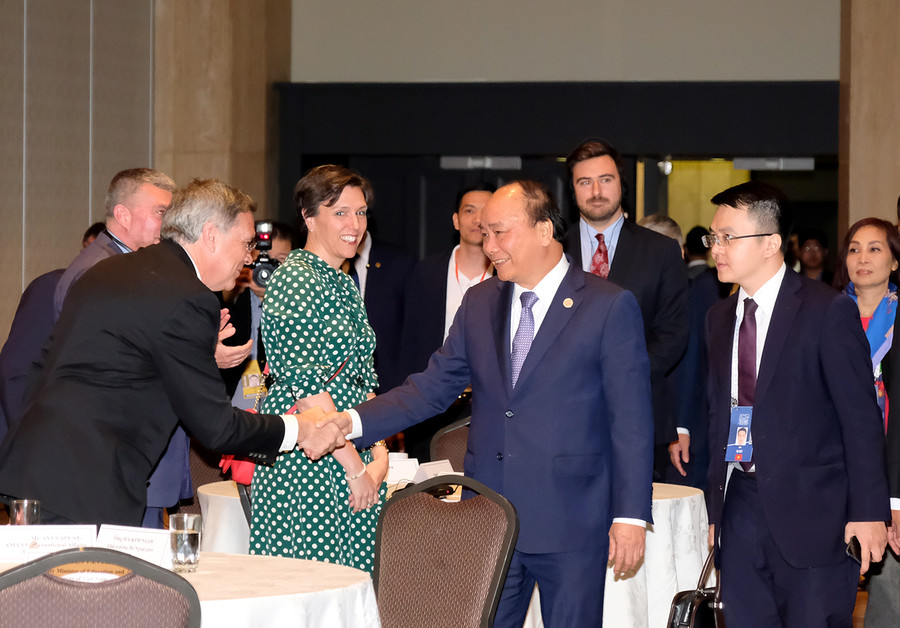 Thủ tướng với các doanh nghiệp Canada tại Tọa đàm. Ảnh: VGP