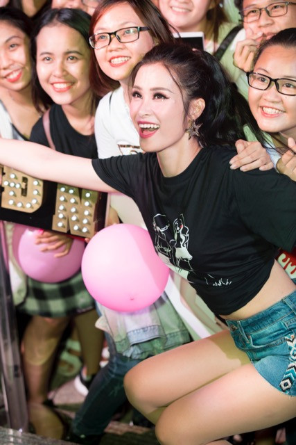 Ca sĩ Đông Nhi tương tác với các bạn trẻ về thời trang.