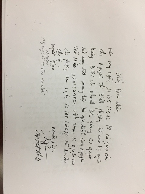 Nhân viên ngân hàng BIDV viết giấy biên nhận "mượn" sổ đỏ của người dân một ngày rồi không trả.