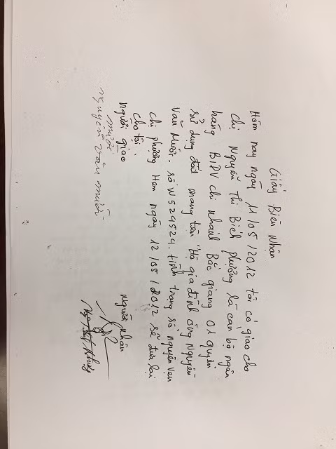 Nhân viên ngân hàng BIDV viết giấy biên nhận "mượn" sổ đỏ của người dân một ngày rồi không trả. Nhân viên ngân hàng BIDV viết giấy biên nhận "mượn" sổ đỏ của người dân một ngày rồi không trả.